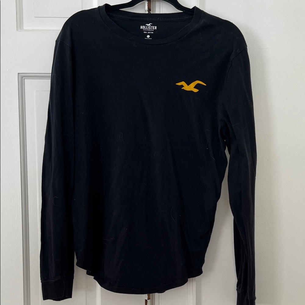 Hollister Men's Black Long Sleeve Tee with Gold Logo